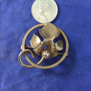 Circle pin with leaf and pearl